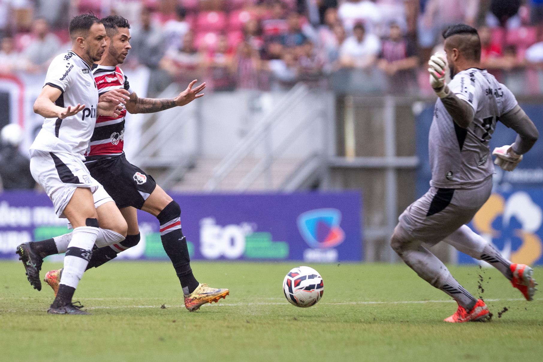 São Lourenço da Mata, PE, 27/07/2025 - SANTA CRUZ X TREZE - Na tarde deste domingo(27), a equipe do Santa Cruz recebeu a equipe do Treze pelo Campeonato Brasileiro da Serie D 2025 na Arena de Pernambuco. Jogador do Santa Cruz, Renato