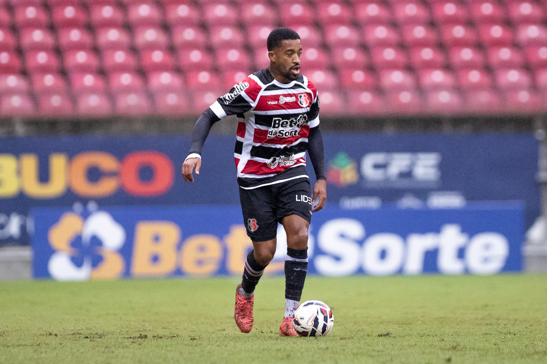 São Lourenço da Mata, PE, 27/07/2025 - SANTA CRUZ X TREZE - Na tarde deste domingo(27), a equipe do Santa Cruz recebeu a equipe do Treze pelo Campeonato Brasileiro da Serie D 2025 na Arena de Pernambuco. Jogador do Santa Cruz, Yuri Ferraz