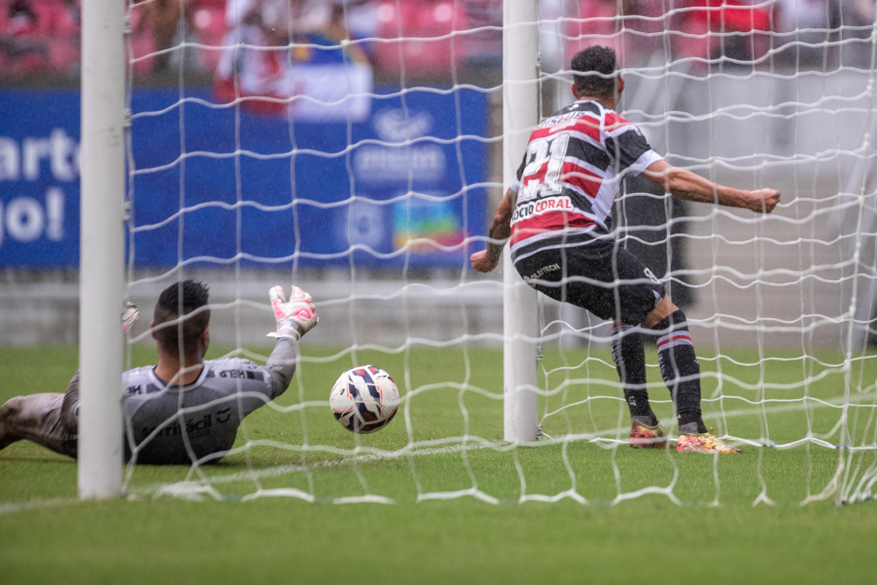 São Lourenço da Mata, PE, 27/07/2025 - SANTA CRUZ X TREZE - Na tarde deste domingo(27), a equipe do Santa Cruz recebeu a equipe do Treze pelo Campeonato Brasileiro da Serie D 2025 na Arena de Pernambuco. Jogador do Santa Cruz, Renato