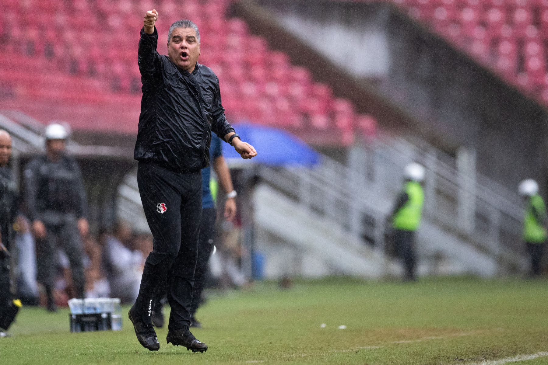 São Lourenço da Mata, PE, 27/07/2025 - SANTA CRUZ X TREZE - Na tarde deste domingo(27), a equipe do Santa Cruz recebeu a equipe do Treze pelo Campeonato Brasileiro da Serie D 2025 na Arena de Pernambuco. Técnico do Santa Cruz, Marcelo Cabo