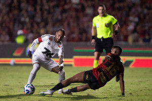 Recife, PE, 26/07/2025 - SPORT X SANTOS - Na noite desse sábado(26), a equipe do Sport recebeu a equipe do Santos pelo Campeonato Brasileiro da Serie A 2025 no estádio da Ilha do Retiro. Jogador do Santos, Neymar