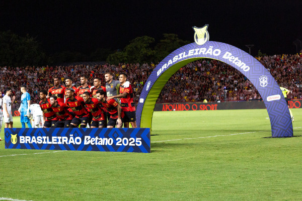 Recife, PE, 26/07/2025 - SPORT X SANTOS - Na noite desse sábado(26), a equipe do Sport recebeu a equipe do Santos pelo Campeonato Brasileiro da Serie A 2025 no estádio da Ilha do Retiro. Time do Sport.