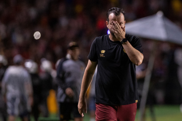 Recife, PE, 26/07/2025 - SPORT X SANTOS - Na noite desse sábado(26), a equipe do Sport recebeu a equipe do Santos pelo Campeonato Brasileiro da Serie A 2025 no estádio da Ilha do Retiro. Técnico do Sport, Daniel Paulista (Rafael Vieira)