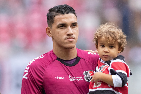 São Lourenço da Mata, PE, 27/07/2025 - SANTA CRUZ X TREZE - Na tarde deste domingo(27), a equipe do Santa Cruz recebeu a equipe do Treze pelo Campeonato Brasileiro da Serie D 2025 na Arena de Pernambuco. Goleiro do Santa Cruz, Rokenedy