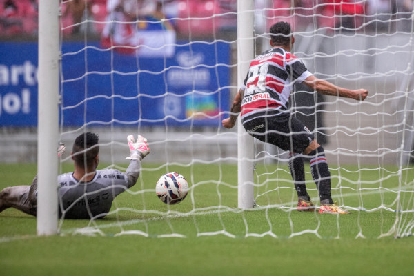 São Lourenço da Mata, PE, 27/07/2025 - SANTA CRUZ X TREZE - Na tarde deste domingo(27), a equipe do Santa Cruz recebeu a equipe do Treze pelo Campeonato Brasileiro da Serie D 2025 na Arena de Pernambuco. Jogador do Santa Cruz, Renato