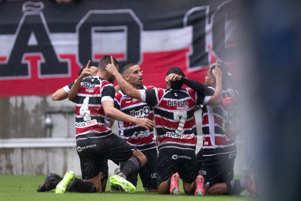 São Lourenço da Mata, PE, 27/07/2025 - SANTA CRUZ X TREZE - Na tarde deste domingo(27), a equipe do Santa Cruz recebeu a equipe do Treze pelo Campeonato Brasileiro da Serie D 2025 na Arena de Pernambuco. Jogador do Santa Cruz, Eurico Lima