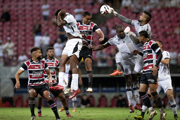 São Lourenço da Mata, PE, 27/07/2025 - SANTA CRUZ X TREZE - Na tarde deste domingo(27), a equipe do Santa Cruz recebeu a equipe do Treze pelo Campeonato Brasileiro da Serie D 2025 na Arena de Pernambuco. Jogador do Santa Cruz, Eurico Lima