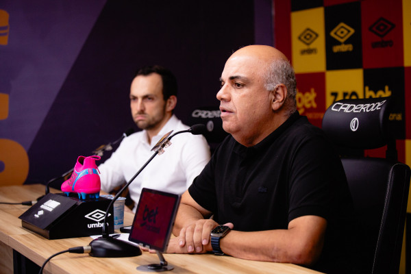 Yuri Romão, presidente do Sport, ao lado de Enrico Ambrogini, diretor geral de futebol