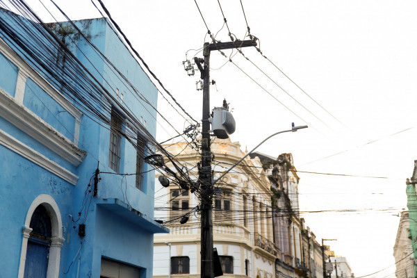  Embutimento dos fios no bairro do Recife.  (Crysli Viana/DP Foto)
