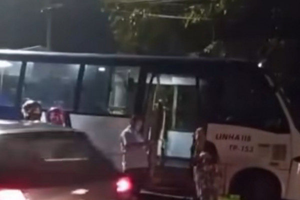 Acidente envolvendo micro-ônibus não deixou nenhum ferido