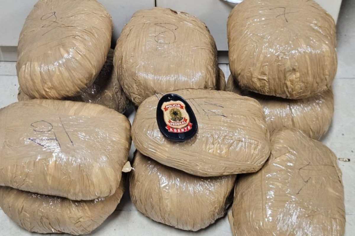 Idoso é preso em flagrante com 21kg de maconha ao desembarcar no TIP
(Divulgação/PF) Idoso é preso em flagrante com 21kg de maconha ao desembarcar no TIP
/Divulgação/PF