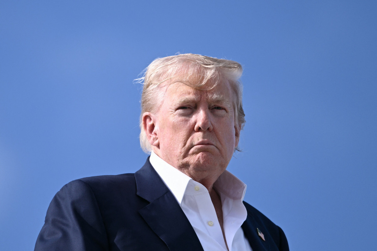O presidente dos EUA, Donald Trump, embarca no Air Force One na Base Aérea da RAF de Lossiemouth, nordeste da Escócia, em 29 de julho de 2025, no final de sua viagem à Escócia. (Foto de Brendan SMIALOWSKI / AFP)