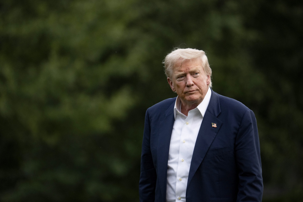 O presidente dos EUA, Donald Trump, chega ao gramado sul da Casa Branca, em Washington, D.C., em 29 de julho de 2025. Trump retornou a Washington após uma viagem à Escócia. (Foto de Jim WATSON / AFP)