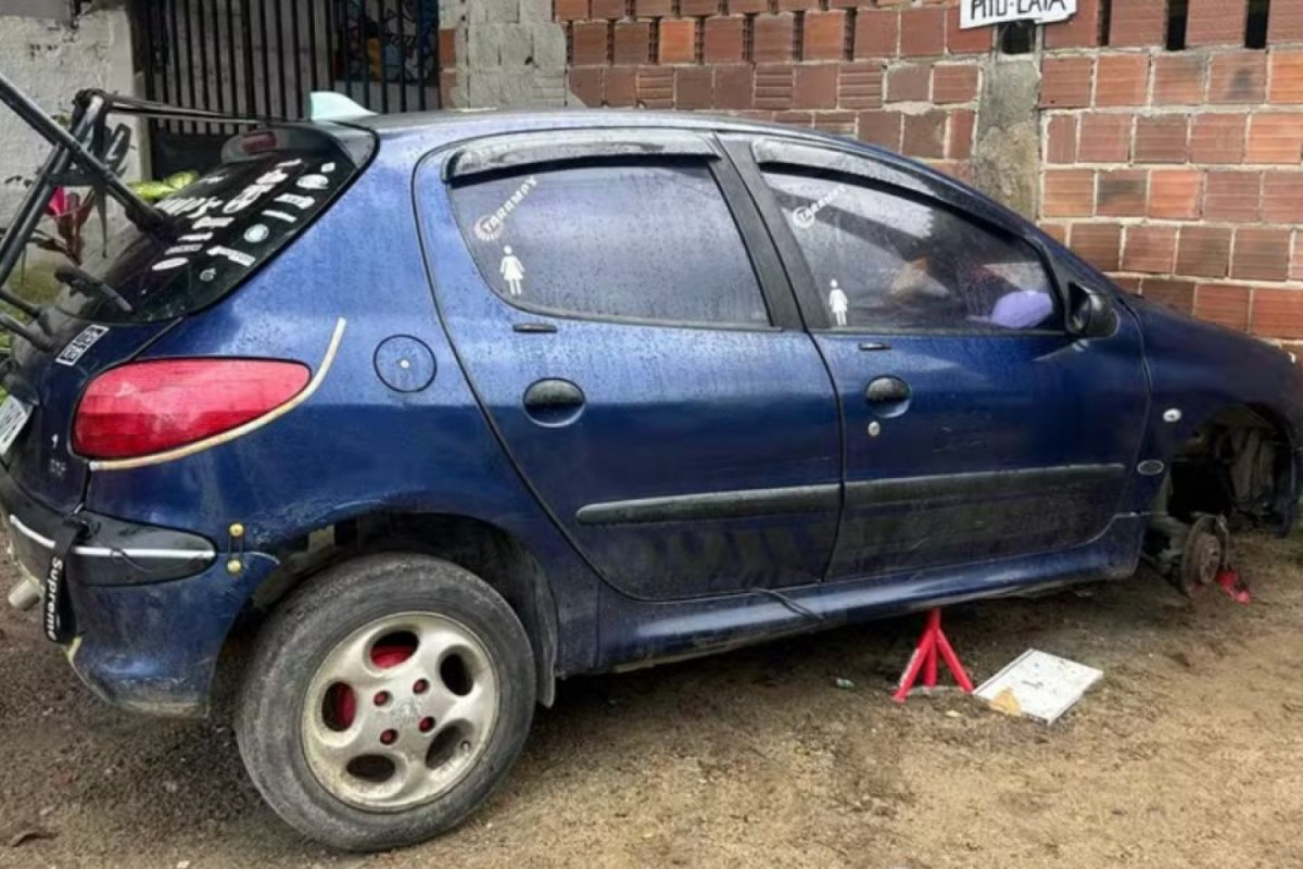 Serralheiro morre esmagado por carro que estava suspenso em oficina no Recife
(Reprodução/TV Globo) Serralheiro morre esmagado por carro que estava suspenso em oficina no Recife
/Reprodução/TV Globo