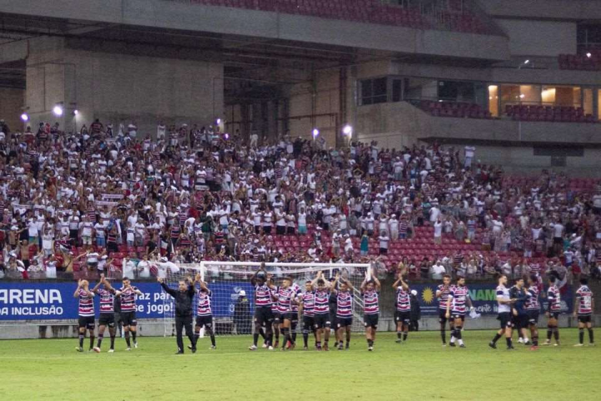 Santa Cruz comemora vitória na Arena de Pernambuco/Rafael Vieira / DP Foto