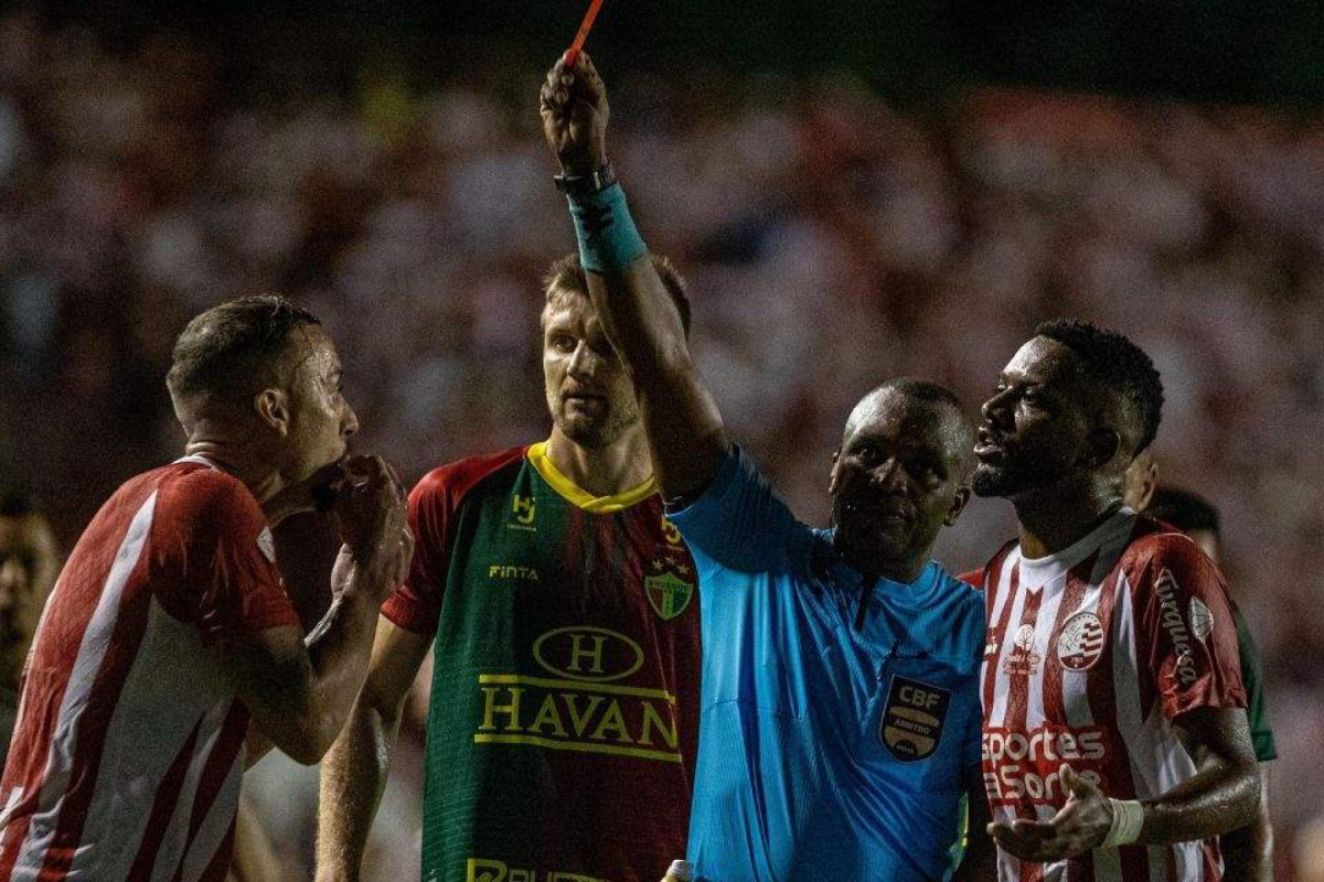 Paulo Sérgio expulso no duelo contra o Brusque pela Série C/Rafael Vieira / DP Foto