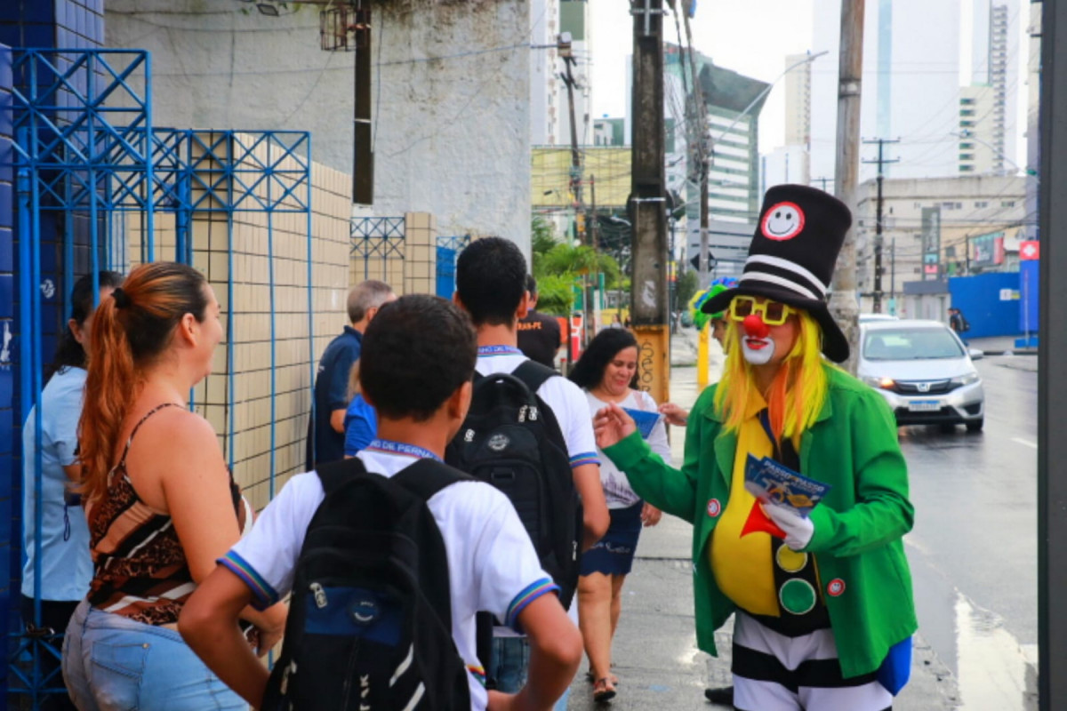 As ações contam com a colaboração da Turma do Fom-Fom e dos agentes de trânsito do Detran-PE