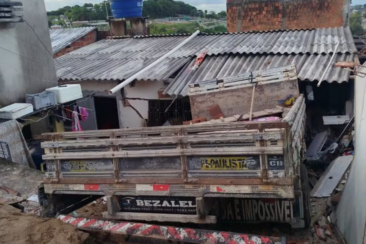 O imóvel ficou parcialmente destruído com o impacto/Foto: Reprodução