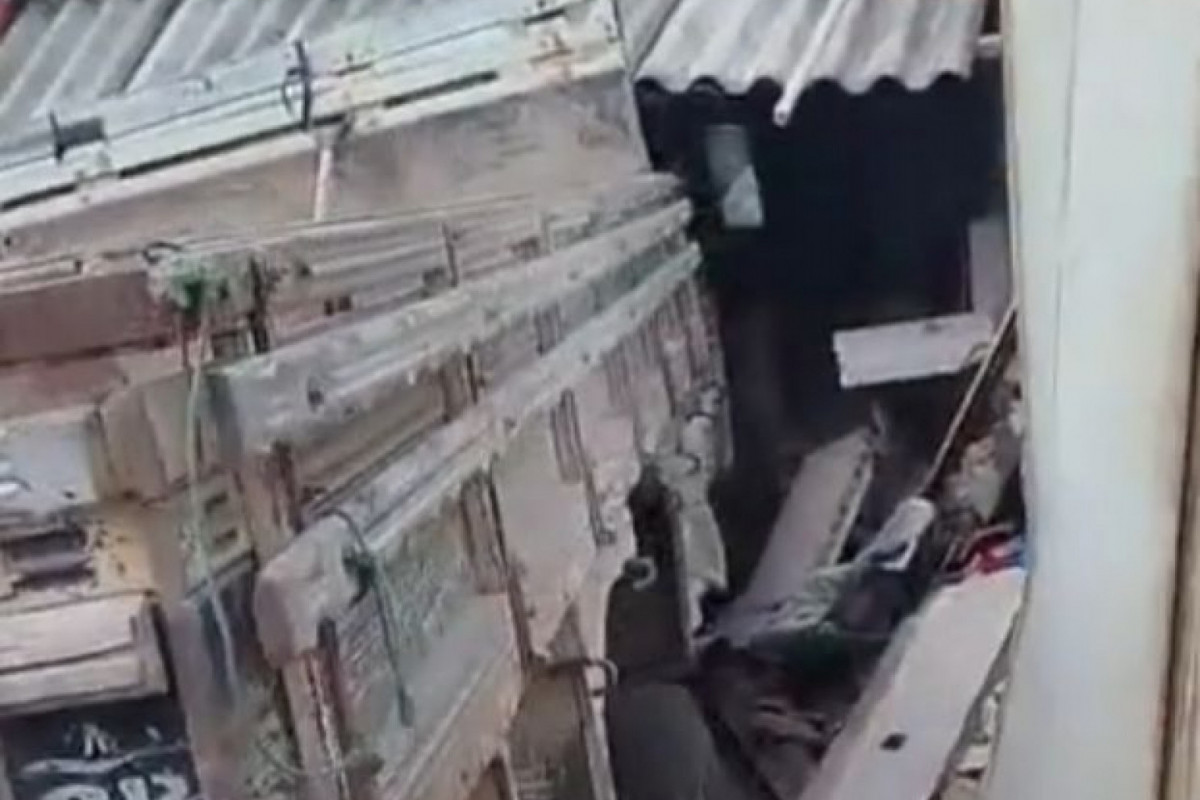 Caminhão quebra muro e invade casa em Olinda