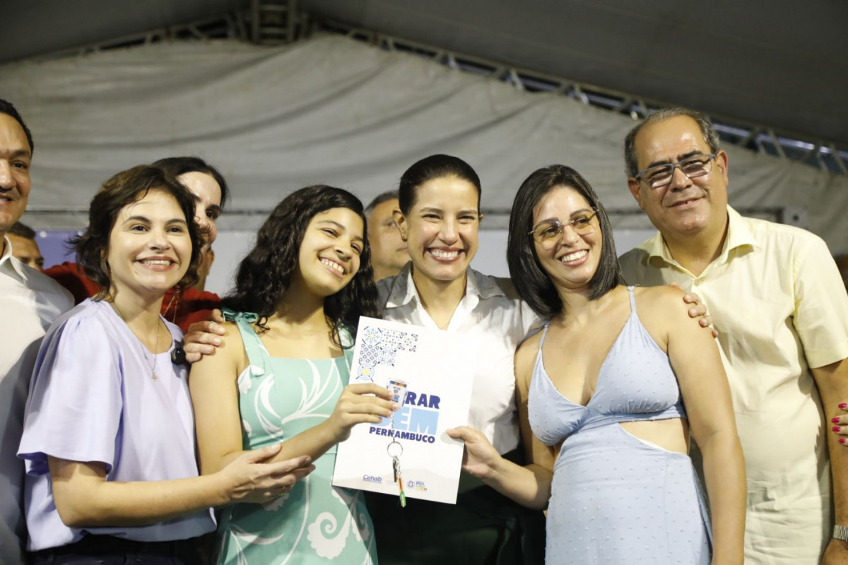 Moradores de Jaboatão recebem chave da casa própria por meio de programa do estado/Foto: Hesíodo Góes/Secom