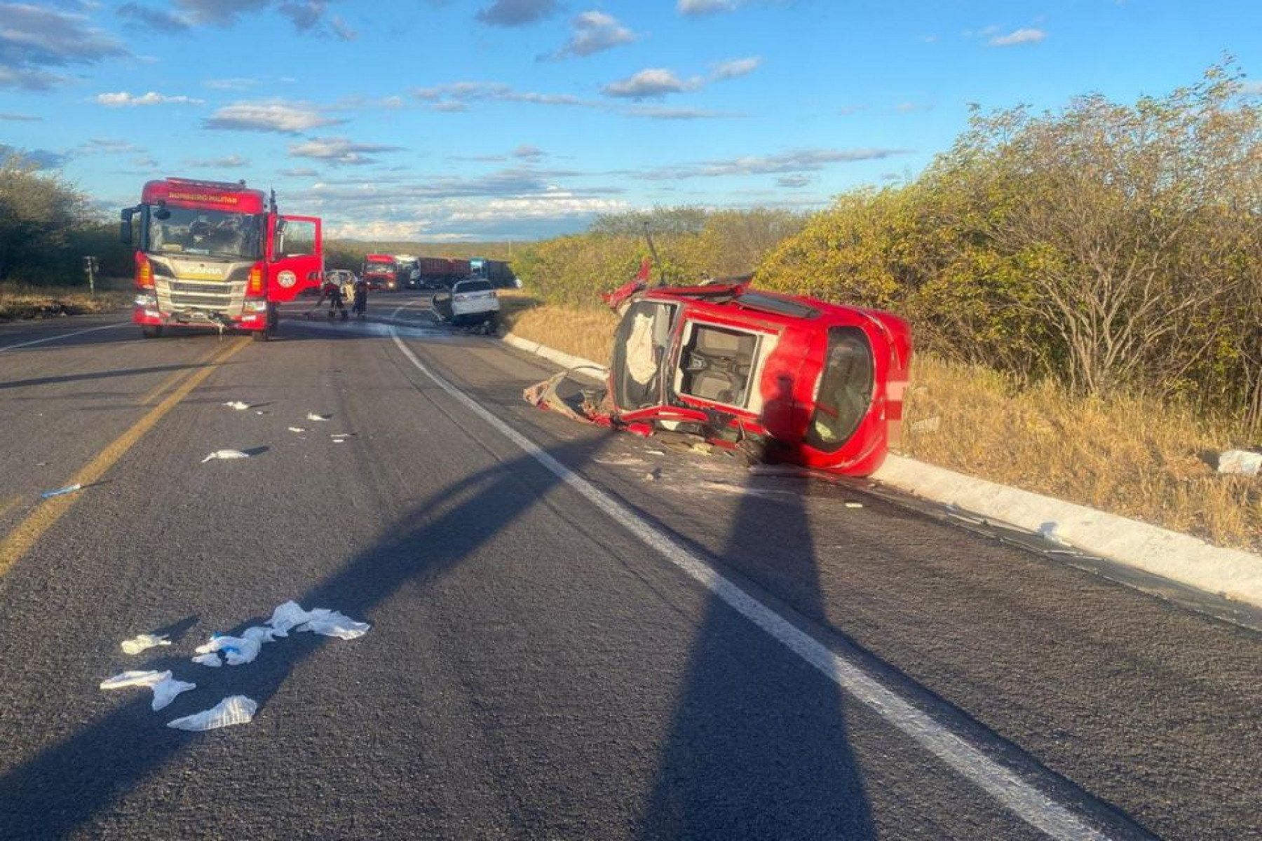 Um dos carros, um Peugot vermelho, era ocupado por um motoristas e três passageiros