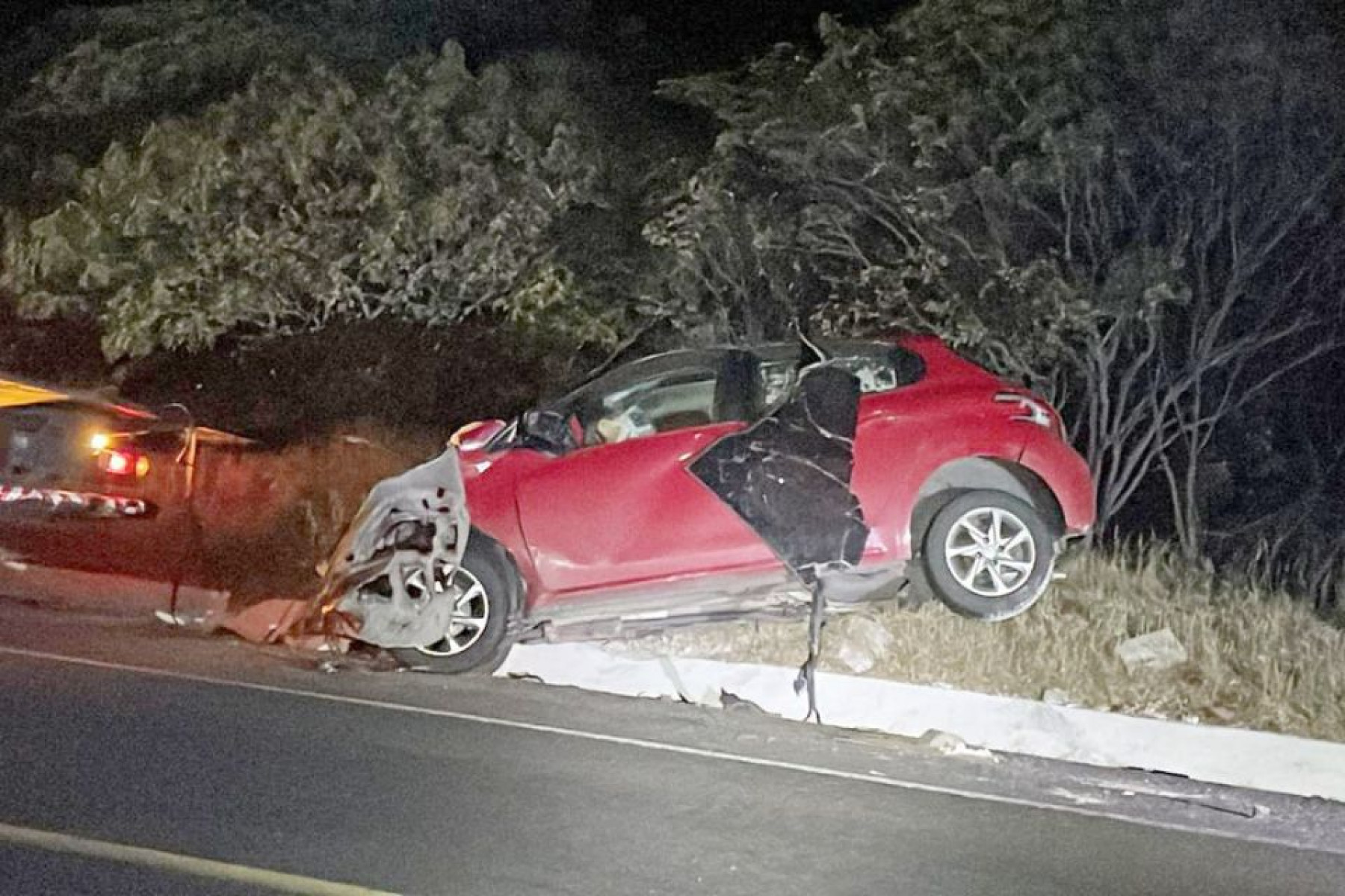 Veículo capotou após colisão