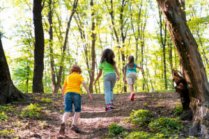 Crian&ccedil;as brincando na natureza