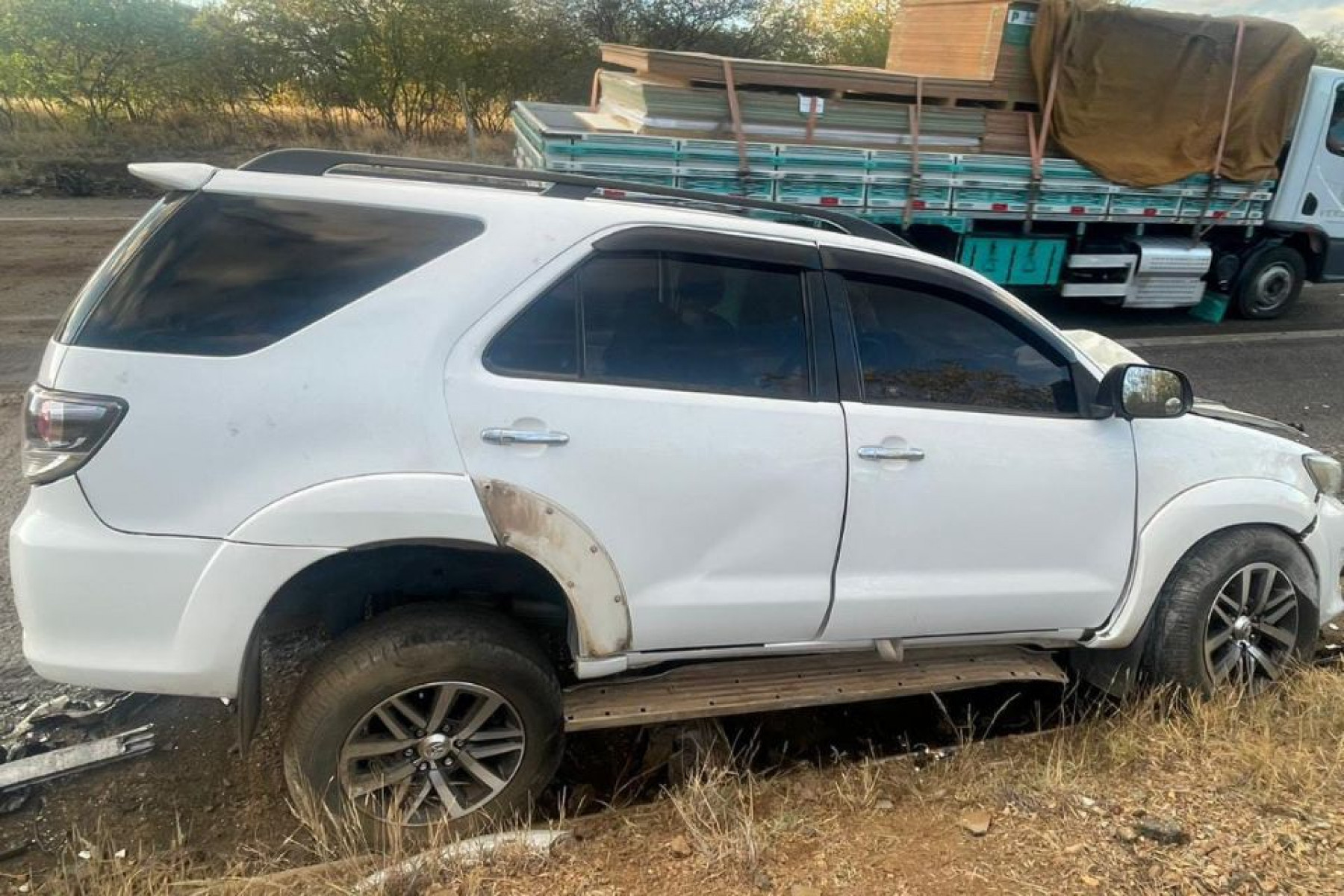 O outro veículo envolvido na batida é uma Toyota SW4 branca, que foi jogada para o acostamento