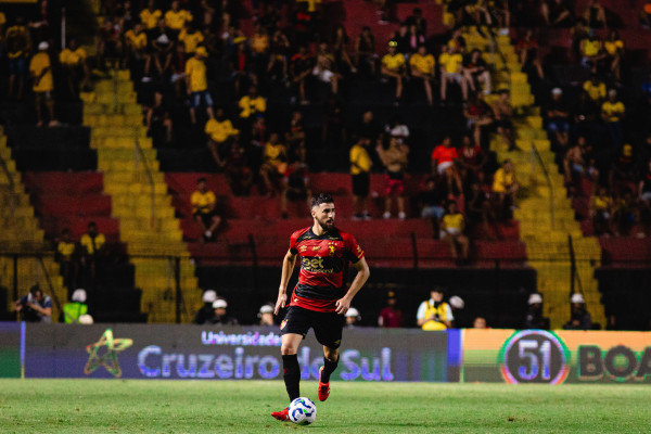 João Silva, zagueiro do Sport