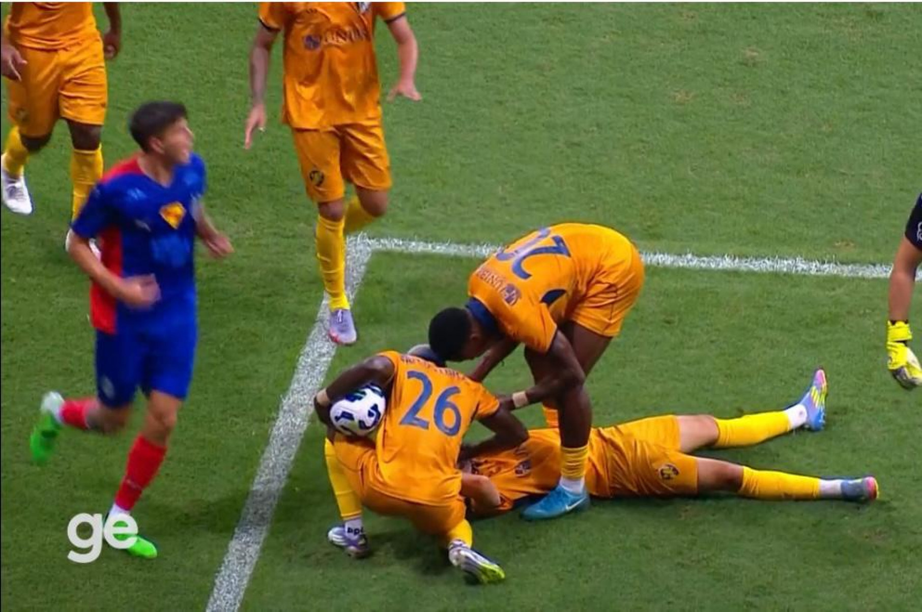 Diego Guerra levou uma bolada no rosto no gol do Retrô