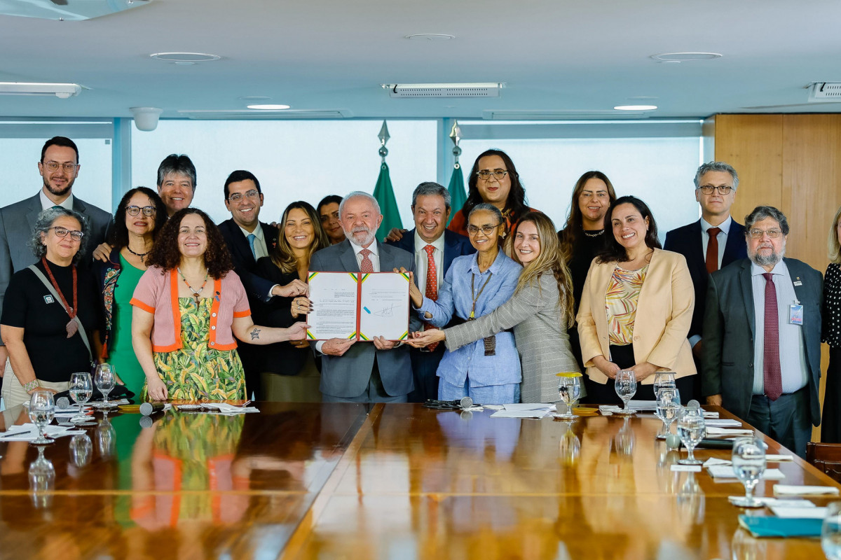 Presidente da República, Luiz Inácio Lula da Silva, durante a sanção do Projeto de Lei nº 3.062/2022, que dispõe sobre a proibição do uso de animais em ensino, pesquisa e testes com cosméticos, e aumenta multas por infrações.?Palácio do Planalto, Brasília - DF.
?Foto: Ricardo Stuckert / PR (Ricardo Stuckert / PR) Presidente da República, Luiz Inácio Lula da Silva, durante a sanção do Projeto de Lei nº 3.062/2022, que dispõe sobre a proibição do uso de animais em ensino, pesquisa e testes com cosméticos, e aumenta multas por infrações.?Palácio do Planalto, Brasília - DF.
?Foto: Ricardo Stuckert / PR/Ricardo Stuckert / PR