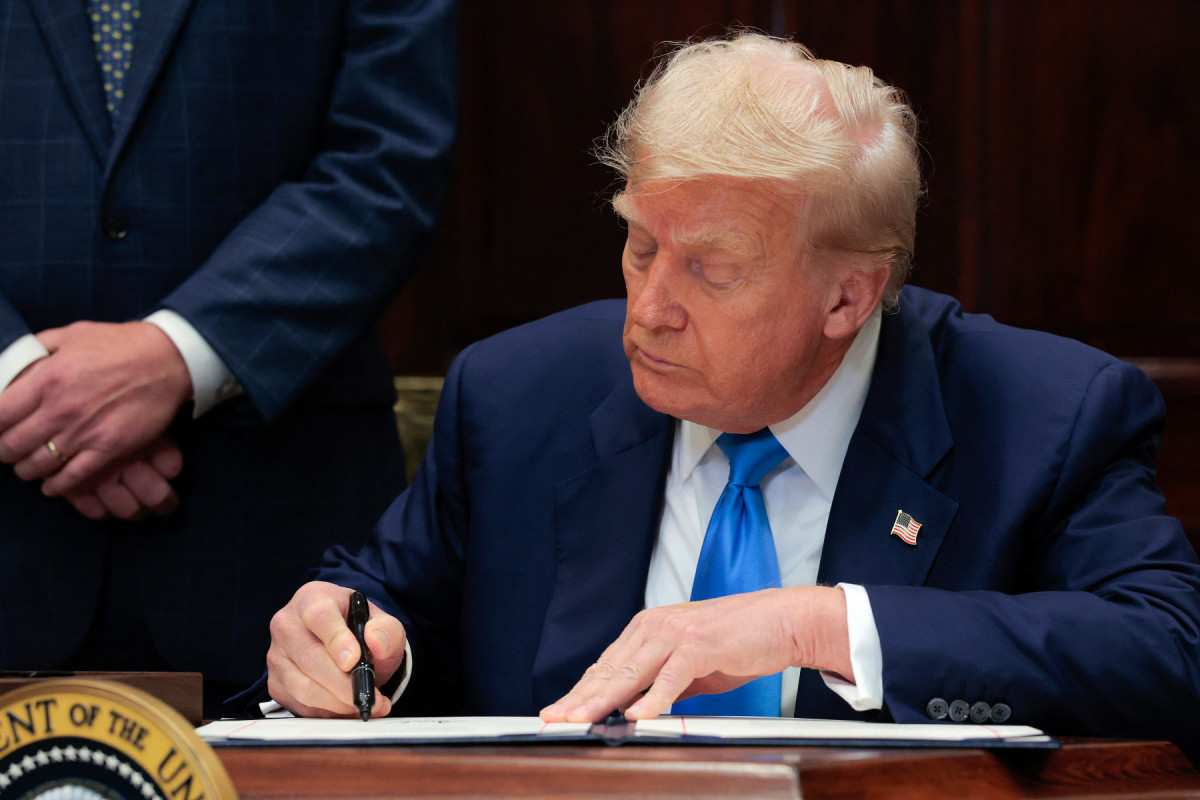 WASHINGTON, DC - 30 DE JULHO: O presidente dos EUA, Donald Trump, assina a legislação durante uma cerimônia que criaria uma rede de segurança para veteranos americanos e os impediria de perder suas casas na Sala Roosevelt da Casa Branca, em 30 de julho de 2025, em Washington, DC. Trump assinou a Lei de Reforma do Programa de Empréstimos Imobiliários do VA com a presença de membros do Congresso. Anna Moneymaker/Getty Images/AFP (Foto de Anna Moneymaker / GETTY IMAGES NORTH AMERICA / Getty Images via AFP)