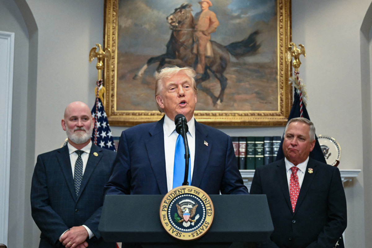 O presidente dos EUA, Donald Trump, discursa antes de assinar a Lei de Reforma do Programa de Empréstimos Imobiliários do VA (Veterans Loan Program Reform Act) na Sala Roosevelt da Casa Branca, em Washington, D.C., em 30 de julho de 2025. O projeto de lei visa ajudar veteranos a receber assistência federal aprimorada para financiamentos imobiliários.
Também na foto, da esquerda para a direita, estão os deputados Derrick Van Orden, republicano de Wisconsin, e Mike Bost, republicano de Illinois. (Foto de Jim WATSON / AFP) ( AFP) O presidente dos EUA, Donald Trump, discursa antes de assinar a Lei de Reforma do Programa de Empréstimos Imobiliários do VA (Veterans Loan Program Reform Act) na Sala Roosevelt da Casa Branca, em Washington, D.C., em 30 de julho de 2025. O projeto de lei visa ajudar veteranos a receber assistência federal aprimorada para financiamentos imobiliários.
Também na foto, da esquerda para a direita, estão os deputados Derrick Van Orden, republicano de Wisconsin, e Mike Bost, republicano de Illinois. (Foto de Jim WATSON / AFP)/ AFP