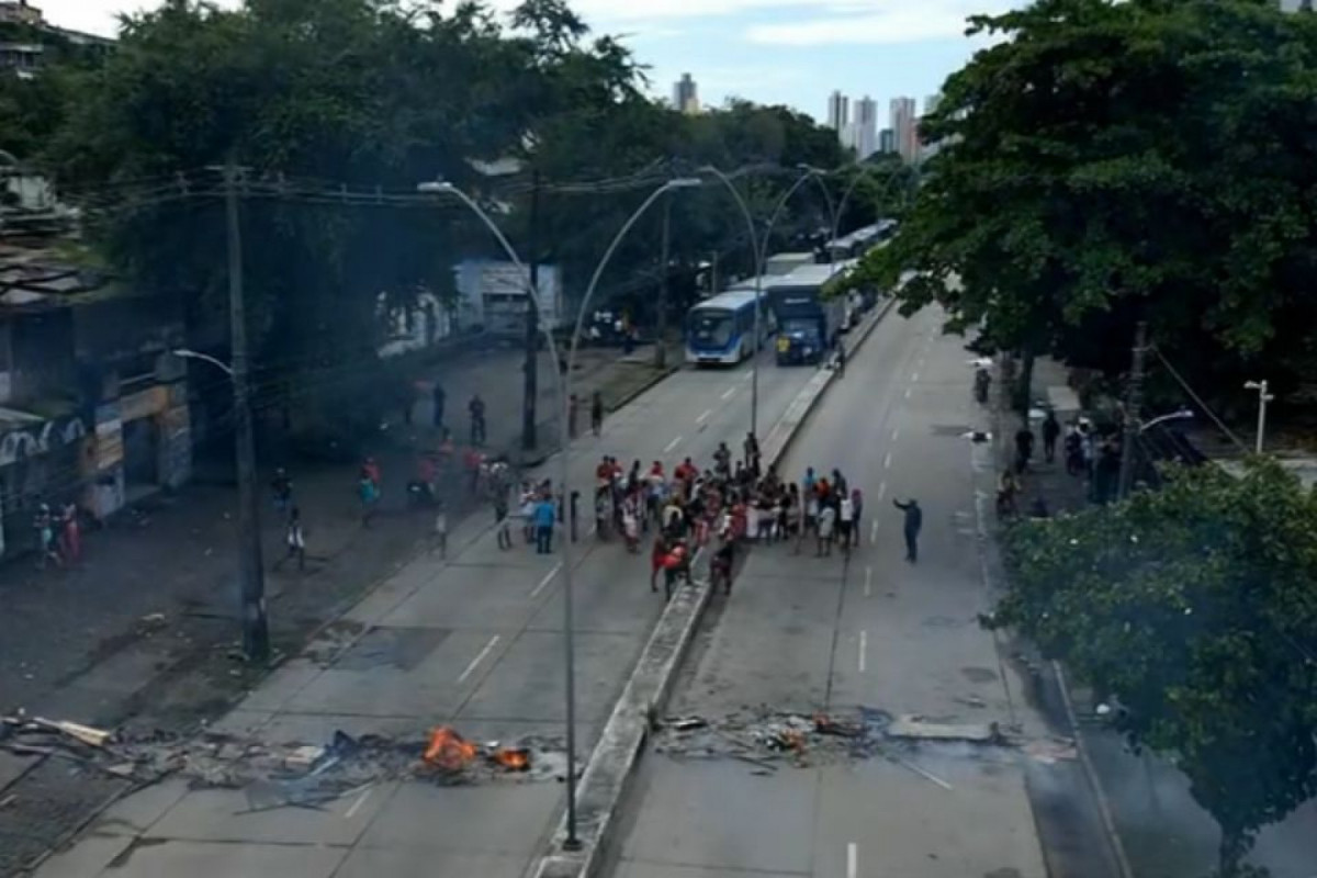 Protesto por moradia complica tráfego na Avenida Norte, no Recife
(Reprodução/Tv Globo) Protesto por moradia complica tráfego na Avenida Norte, no Recife
/Reprodução/Tv Globo