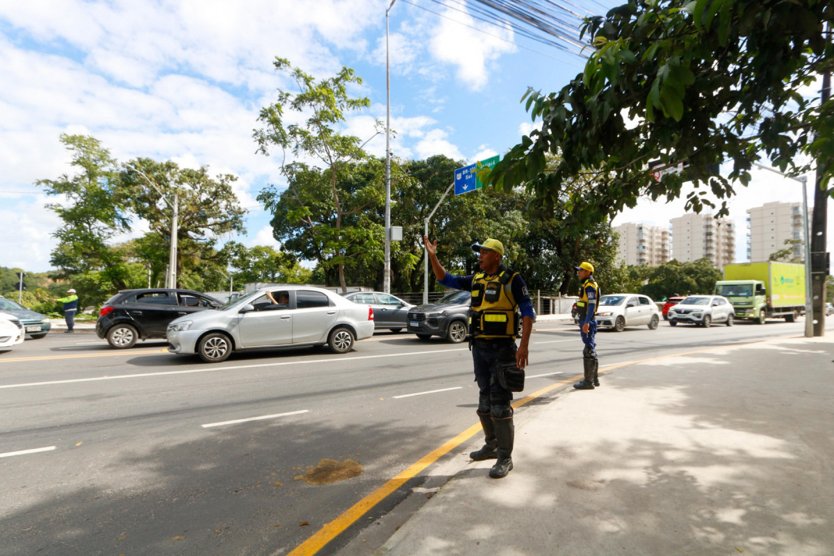 Uma intervenção realizada pela CTTU e pela Emlurb alterou o trânsito na Avenida Doutor José Rufino, na Zona Oeste do Recife.