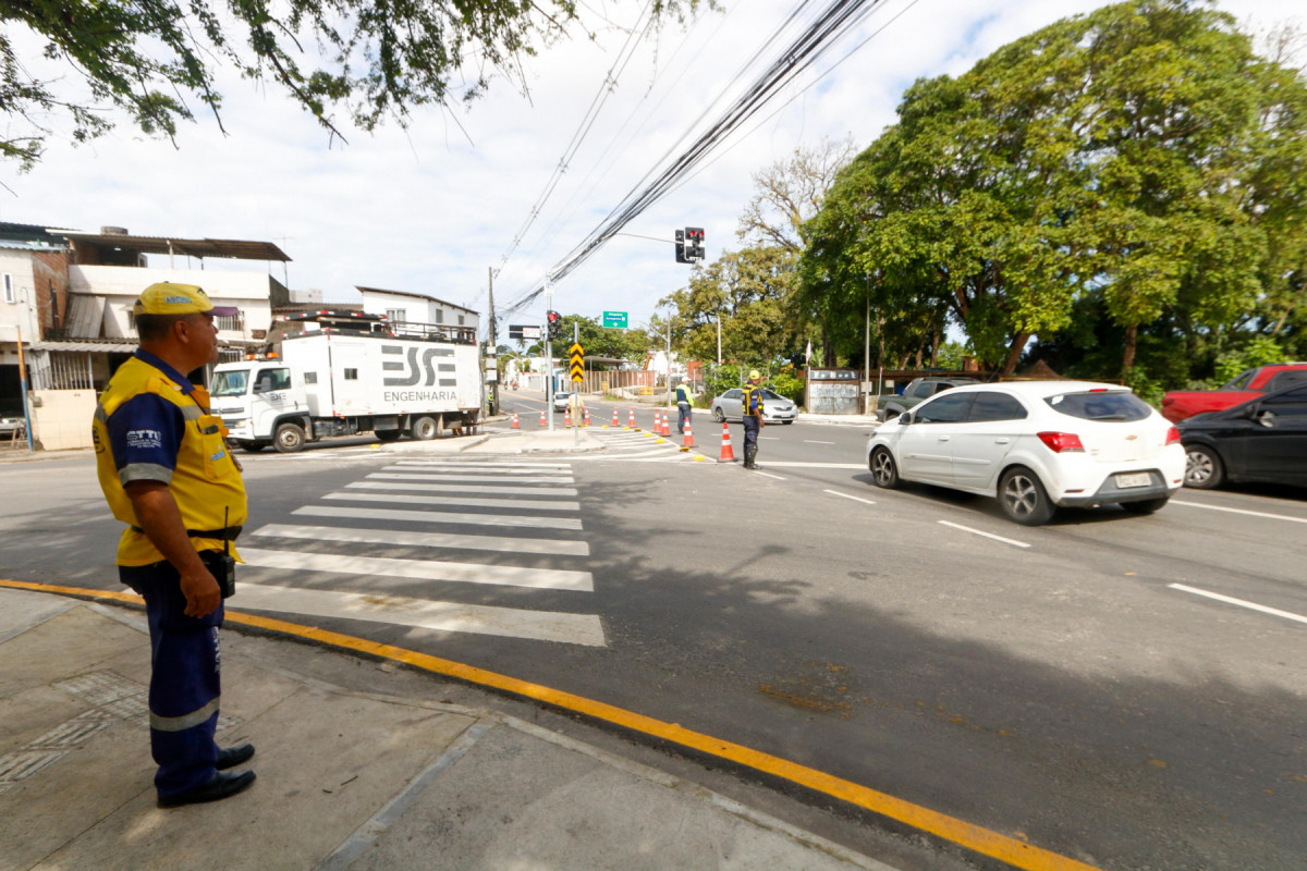 Uma intervenção realizada pela CTTU e pela Emlurb alterou o trânsito na Avenida Doutor José Rufino, na Zona Oeste do Recife.