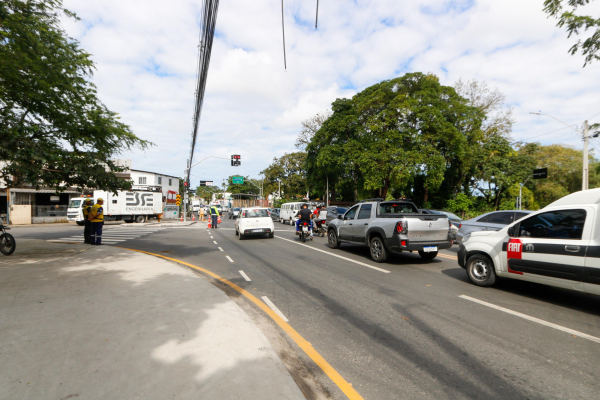 Uma intervenção realizada pela CTTU e pela Emlurb alterou o trânsito na Avenida Doutor José Rufino, na Zona Oeste do Recife./Marina Torres/DP Foto
