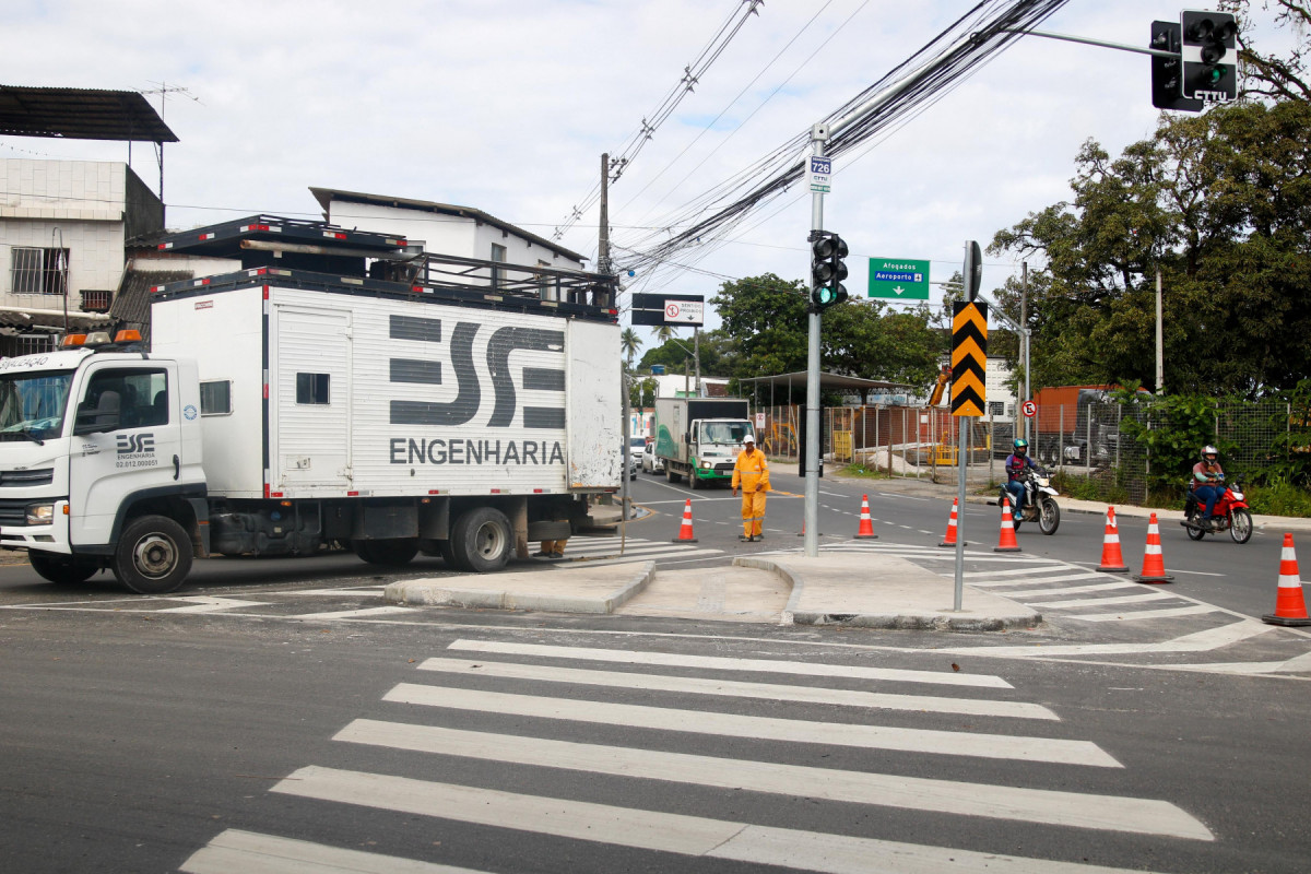 Uma intervenção realizada pela CTTU e pela Emlurb alterou o trânsito na Avenida Doutor José Rufino, na Zona Oeste do Recife.