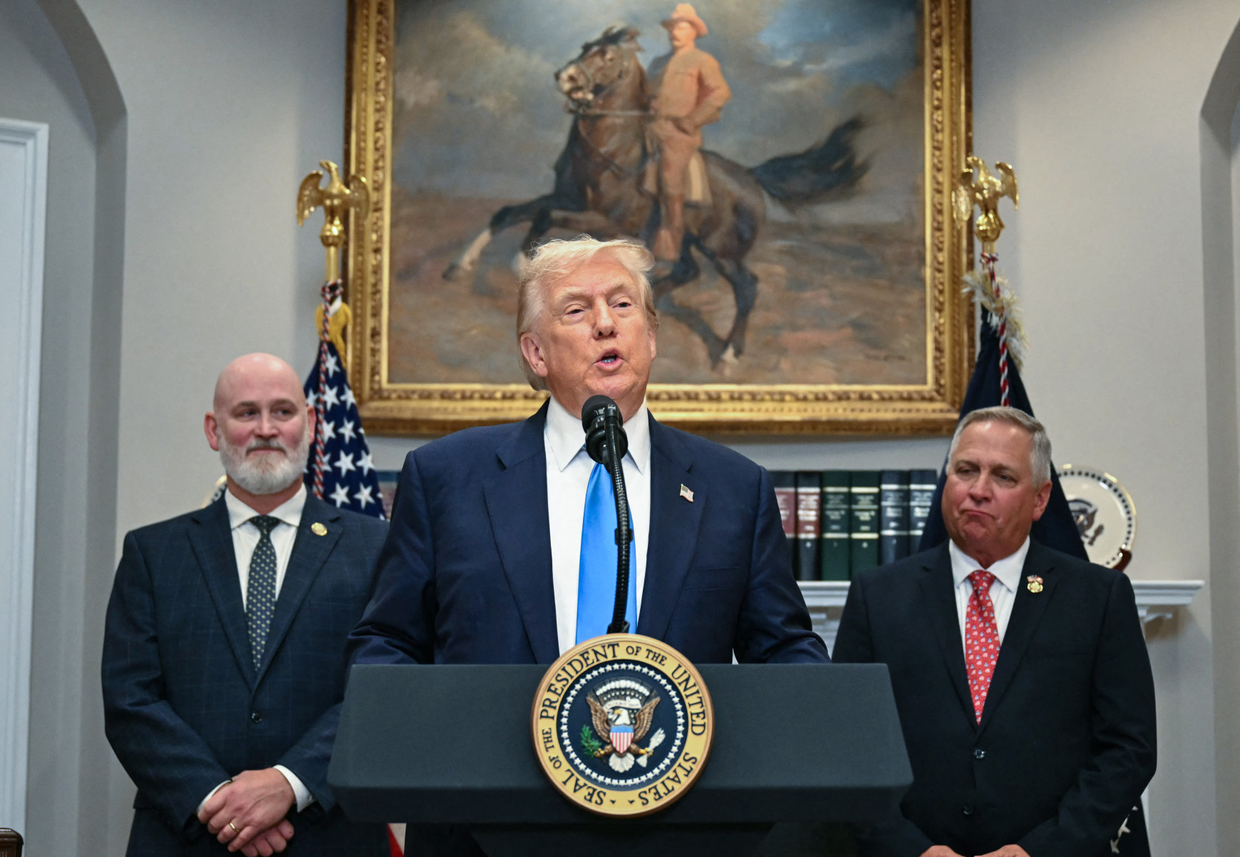 O presidente dos EUA, Donald Trump, discursa antes de assinar a Lei de Reforma do Programa de Empréstimos Imobiliários do VA (Veterans Loan Program Reform Act) na Sala Roosevelt da Casa Branca, em Washington, D.C., em 30 de julho de 2025. O projeto de lei visa ajudar veteranos a receber assistência federal aprimorada para financiamentos imobiliários.
Também na foto, da esquerda para a direita, estão os deputados Derrick Van Orden, republicano de Wisconsin, e Mike Bost, republicano de Illinois. (Foto de Jim WATSON / AFP)