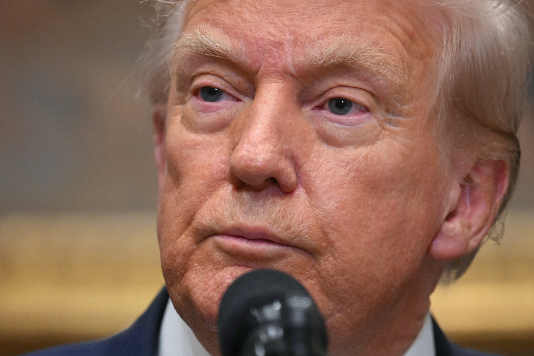 O presidente dos EUA, Donald Trump, discursa antes de assinar a Lei de Reforma do Programa de Empréstimos Imobiliários do VA (Veterans Loan Program Reform Act) na Sala Roosevelt da Casa Branca, em Washington, D.C., em 30 de julho de 2025. O projeto de lei visa ajudar veteranos a receber assistência federal aprimorada para financiamentos imobiliários. (Foto de Jim WATSON / AFP)