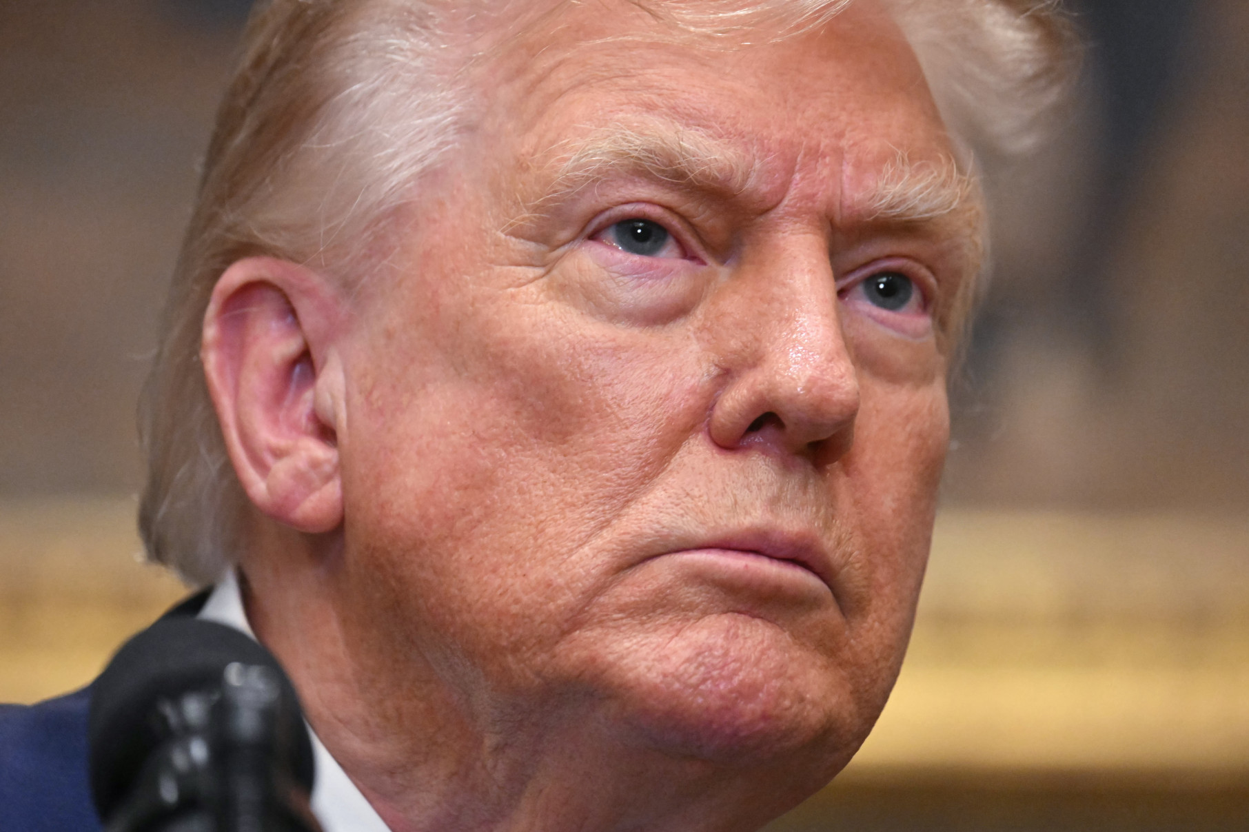 O presidente dos EUA, Donald Trump, discursa antes de assinar a Lei de Reforma do Programa de Empréstimos Imobiliários do VA (Veterans Loan Program Reform Act) na Sala Roosevelt da Casa Branca, em Washington, D.C., em 30 de julho de 2025. O projeto de lei visa ajudar veteranos a receber assistência federal aprimorada para financiamentos imobiliários. (Foto de Jim WATSON / AFP)
