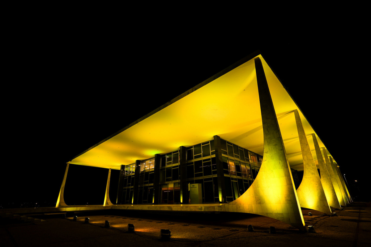 2025-07-25 - STF Iluminado em Amarelo em apoio à Campanha para reforçar as ações de vigilância, prevenção e controle das hepatites virais