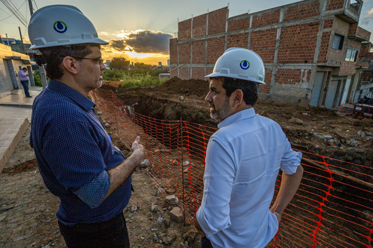 Presidente da Compesa visrtoria obras em Caruaru