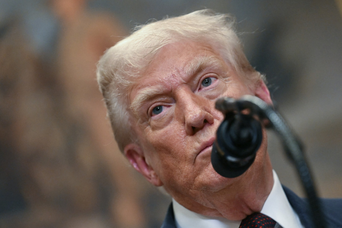 O presidente dos EUA, Donald Trump, discursa após assinar uma ordem executiva reiniciando o Teste de Aptidão Física Presidencial em escolas públicas na Sala Roosevelt da Casa Branca, em Washington, DC, em 31 de julho de 2025. (Foto de Jim WATSON / AFP)