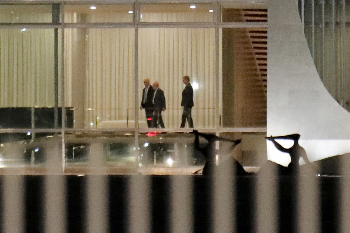 O presidente Luiz Inácio Lula da Silva (C) caminha ao lado do ministro do Supremo Tribunal Federal Alexandre de Moraes (E) e do procurador-geral da República Paulo Gonet após um jantar oferecido por Lula para ministros do Supremo Tribunal Federal no Palácio da Alvorada, em Brasília, em 31 de julho de 2025. O Tesouro dos EUA anunciou sanções financeiras a Moraes em 30 de julho de 2025, afirmando que ele O presidente Luiz Inácio Lula da Silva (C) caminha ao lado do ministro do Supremo Tribunal Federal Alexandre de Moraes (E) e do procurador-geral da República Paulo Gonet após um jantar oferecido por Lula para ministros do Supremo Tribunal Federal no Palácio da Alvorada, em Brasília, em 31 de julho de 2025. O Tesouro dos EUA anunciou sanções financeiras a Moraes em 30 de julho de 2025, afirmando que ele