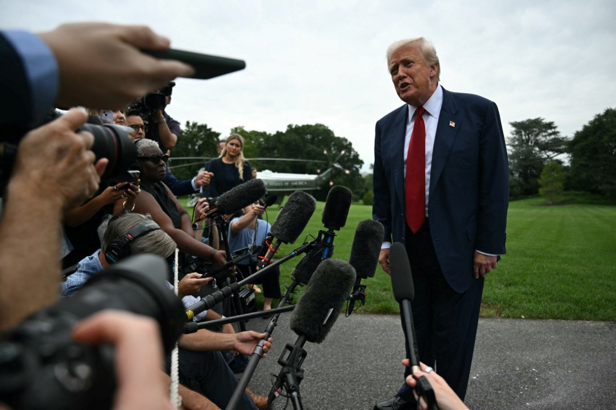 Donald Trump fala com jornalistas em frente à Casa Branca (JIM WATSON / AFP) Donald Trump fala com jornalistas em frente à Casa Branca/JIM WATSON / AFP
