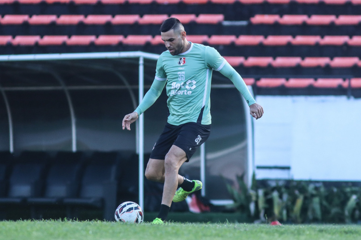 William Alves, zagueiro do Santa Cruz (Evelyn Victoria/SCFC) William Alves, zagueiro do Santa Cruz/Evelyn Victoria/SCFC