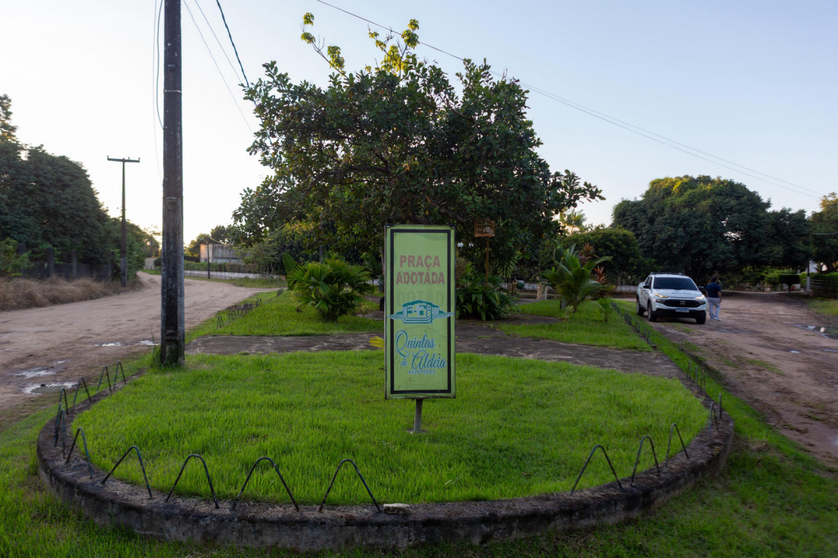 Moradores cuidam de praça que fica na entrada do bairro Pau Ferro