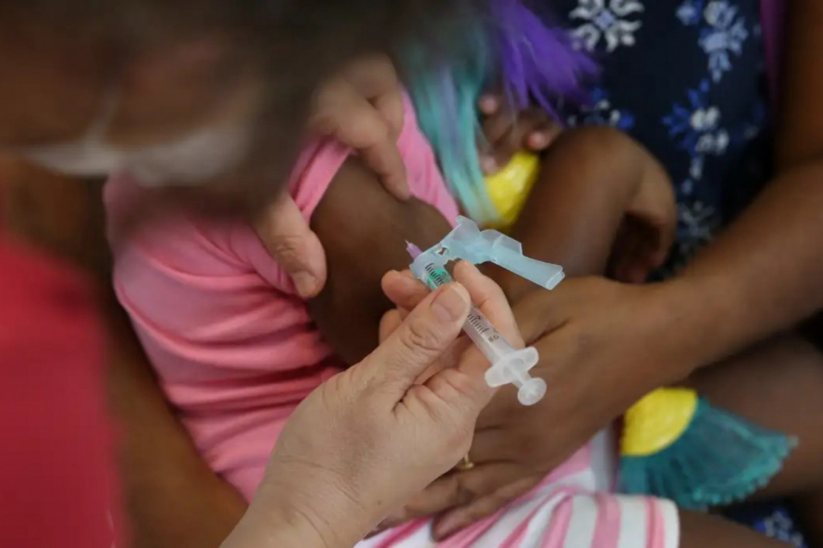 A principal forma de prevenção da meningite é a vacinação