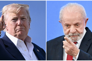 Esta combina&ccedil;&atilde;o de imagens de arquivo, criada em 31 de julho de 2025, mostra o presidente brasileiro Luiz In&aacute;cio Lula da Silva (&agrave; direita) gesticulando no lan&ccedil;amento do projeto de plataforma digital do governo para cidad&atilde;os, no Pal&aacute;cio do Planalto, em Bras&iacute;lia, em 23 de julho de 2025, e o presidente dos EUA, Donald Trump, apontando ao embarcar no Air Force One na Base A&eacute;rea de Lossiemouth, nordeste da Esc&oacute;cia, em 29 de julho de 2025, ao final de sua viagem &agrave; Esc&oacute;cia. O Brasil prometeu, em 31 de julho de 2025, combater as tarifas impostas pelo presidente dos EUA, Donald Trump.